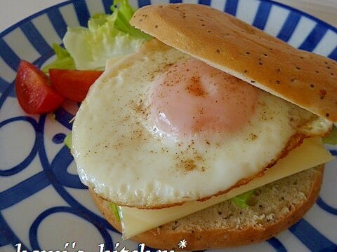 目玉焼きサンドベーグル